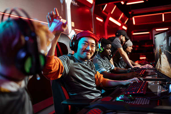 Eine Gruppe Gamer sitzen nebeneinander vor ihren Computern